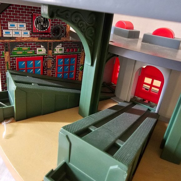 Thomas Wooden Train Set Roundhouse Roundabout Station Crovans Gate Shed w Sounds - Picture 7 of 14